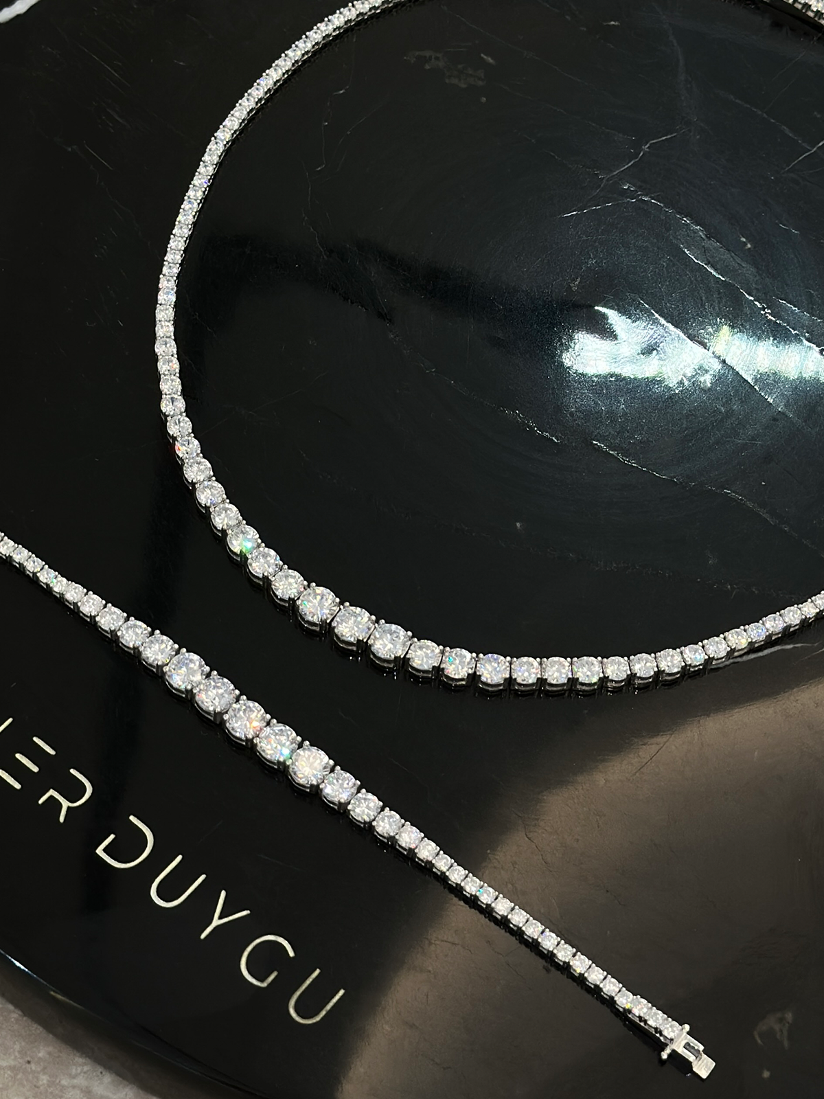 Graduated Cast Tennis Bracelet