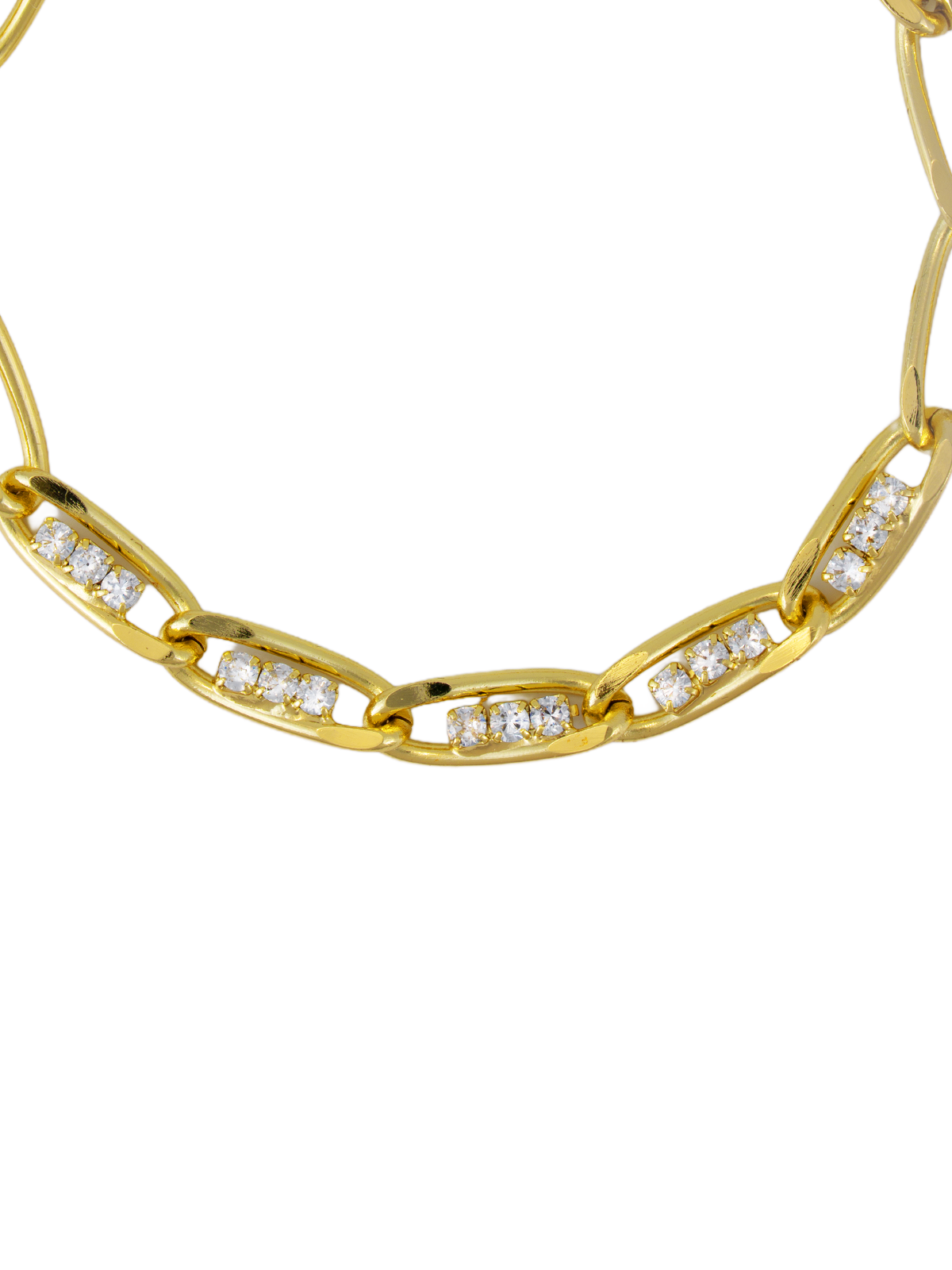 Hafif yapıdaki Lumi Chain Bileklik, günlük kullanımda konfor sağlayarak şıklığınızı tamamlar.