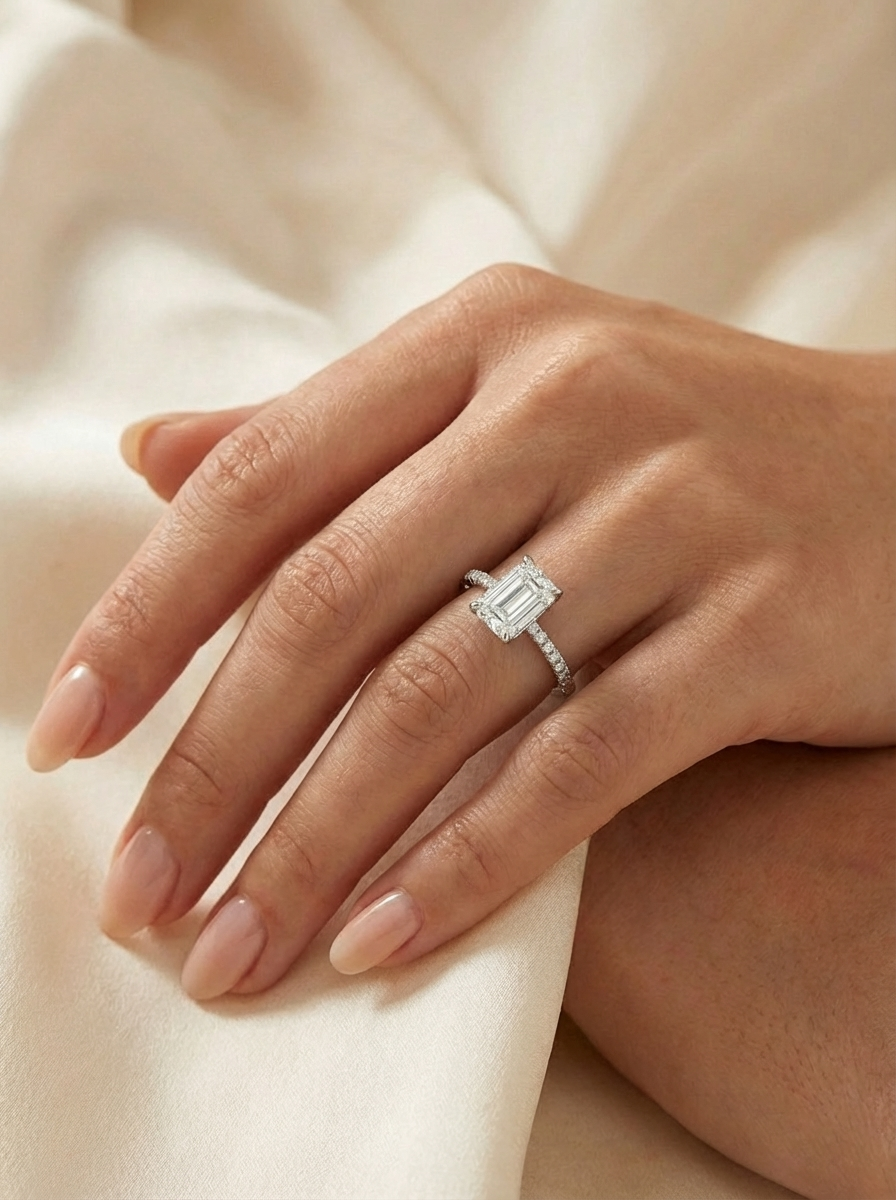 Detaylı görünüm: 1.6CT Emerald Cut Eternity Yüzük, mükemmel ışık yansıtmasıyla ve Star taş kalitesiyle göz alıcı.