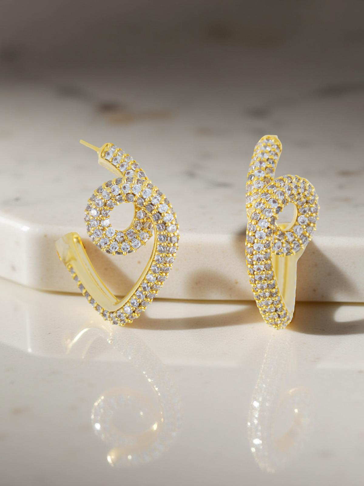 Atelier Duygu'nun Siena Küpe'sinin etkileyici iç mekan sunumu, modern tasarımı ve kullanışlı çivi model kapanışı ile dikkat çekiyor.