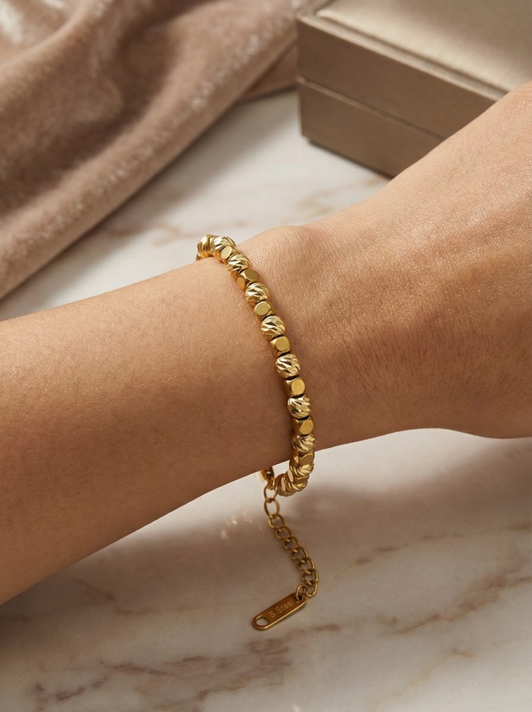 Cube Dorika Bileklik, hafif yapısı ve ayarlanabilir zinciri ile günlük şıklığı yansıtan bir aksesuar.