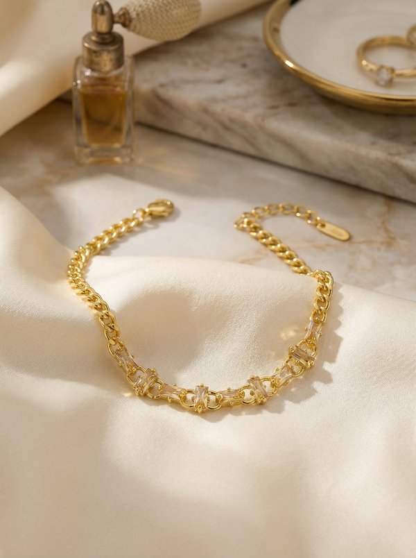 Liora Bileklik, taşlı detaylarıyla ışıltılı bir görünüm sunarak modern ve şık bir stil için ideal seçenektir.