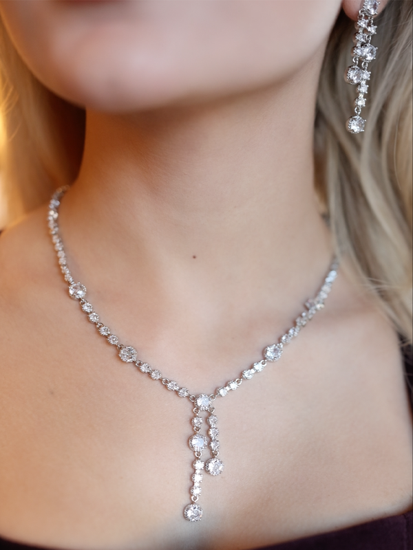 Emma Kolye – Küpe Set, zarif tasarımıyla dikkat çeken yuvarlak kesim zirkon taşlarla süslenmiş.