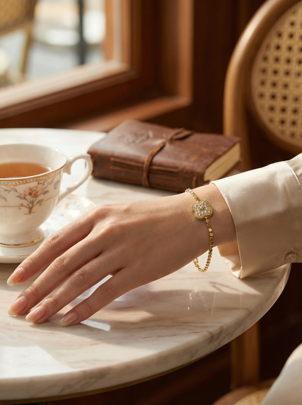 Celeste Bileklik - İnce gold zincir yapısı ve sofistike zirkon taş ile şık görünüm.