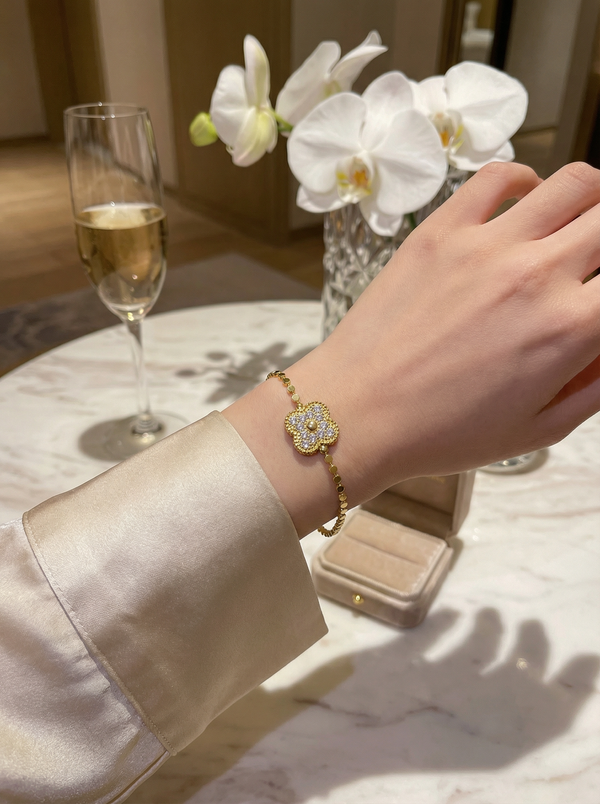 Celeste Bileklik - 17 cm uzunluğunda, kombinlemeye uygun modern ve stil sahibi tasarım.