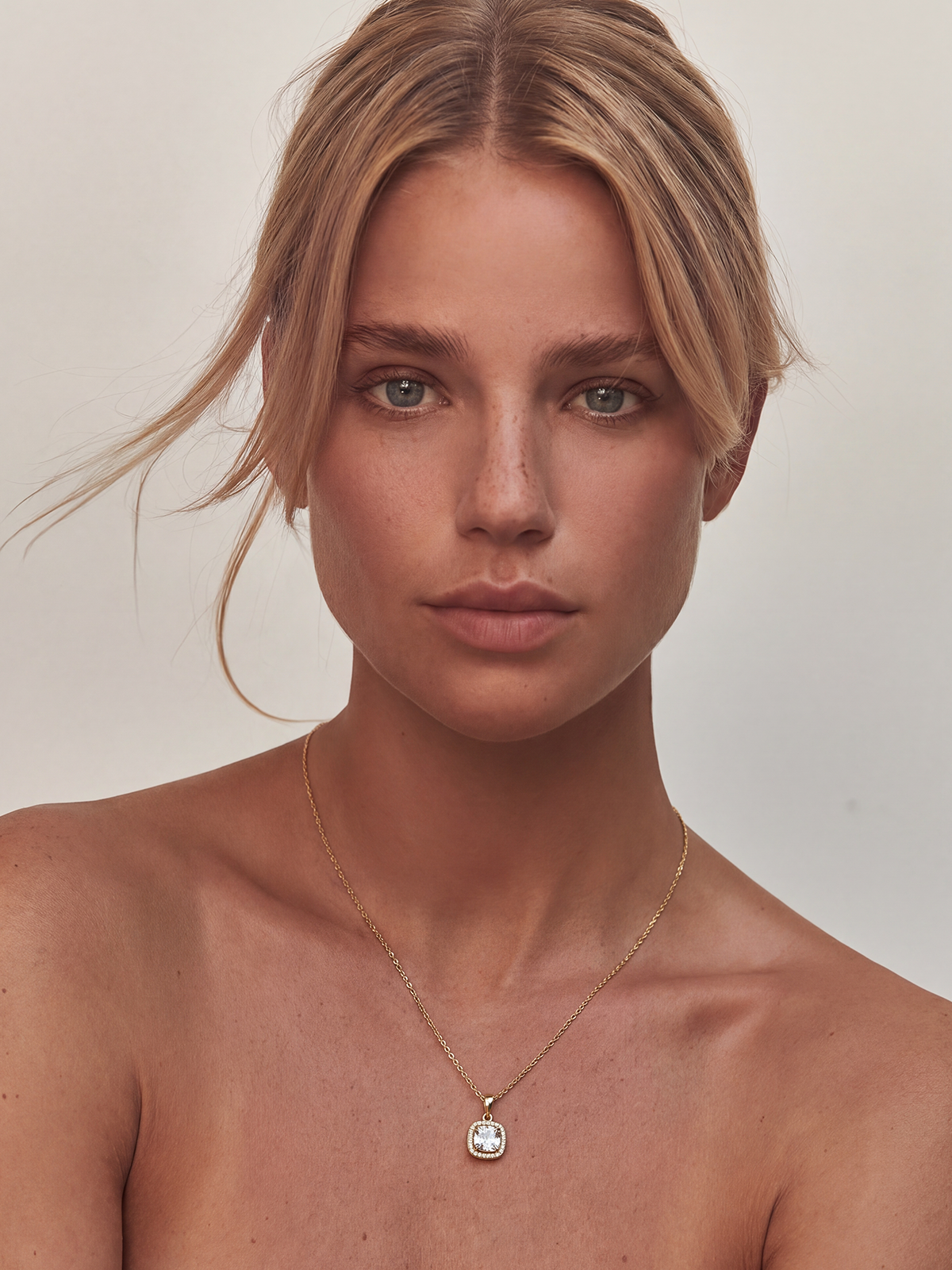 Avenis Necklace