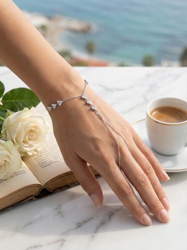 Vera Şahmeran; el üstünde zarif duruşu ve ayarlanabilir bilek yapısıyla konfor sunan, günlük ve özel günler için ideal bir tasarım.