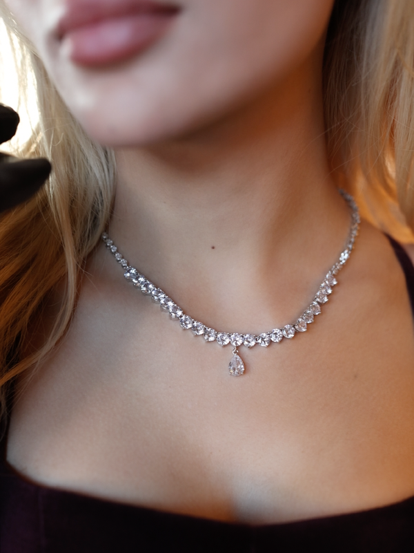 Mia Kolye - Küpe Set, minimal tasarımıyla dikkat çeken ince su yolu formunda kolye ve küpe kombinasyonu, sofistike bir zarafetin ifadesi.