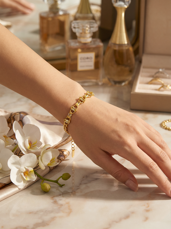 Minimal ve feminen Liora Bileklik, 17 cm uzunluğunda zarif zincir formu ile günlük ve özel kombinlere zarafet katar.