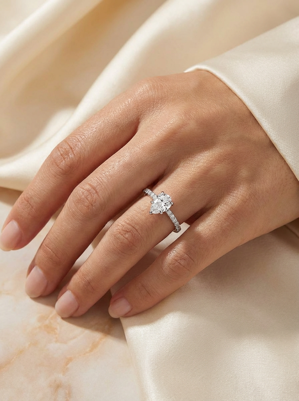 Şık bir görünüm sunan 2.0CT Pear Cut Eternity Yüzük, Star taş kalitesiyle parlıyor.