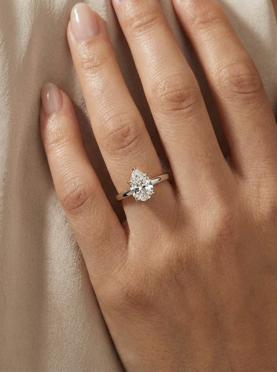 Göz alıcı 1.0CT Pear Cut Yüzük, zarif damla kesim taşı ve özel günler için etkileyici bir aksesuar. Farklı renk seçenekleri ile öne çıkıyor.