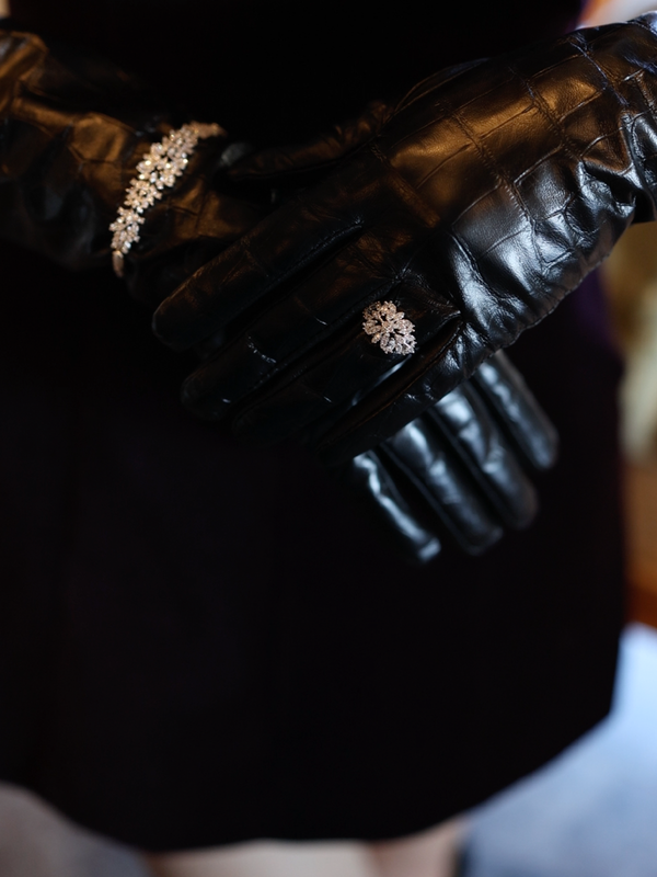 Harper Kolye - Küpe - Bileklik - Yüzük Set; elegant bir duruş sergileyen pırlanta görünümlü takı kombinasyonu.