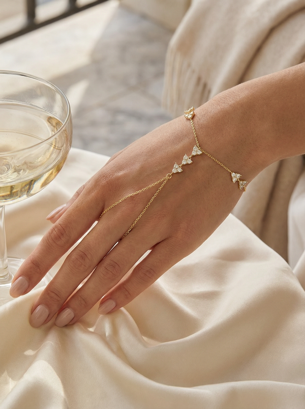 Zarif Vera Şahmeran bileklik, zirkon taş detaylarıyla modern çizgileri bir araya getiriyor, lüks bir görünüm sunuyor.