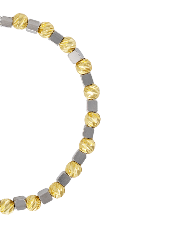 Cube Dorika Bileklik, minimalist tasarımı ile tek başına veya kombinleyerek şıklık katıyor.