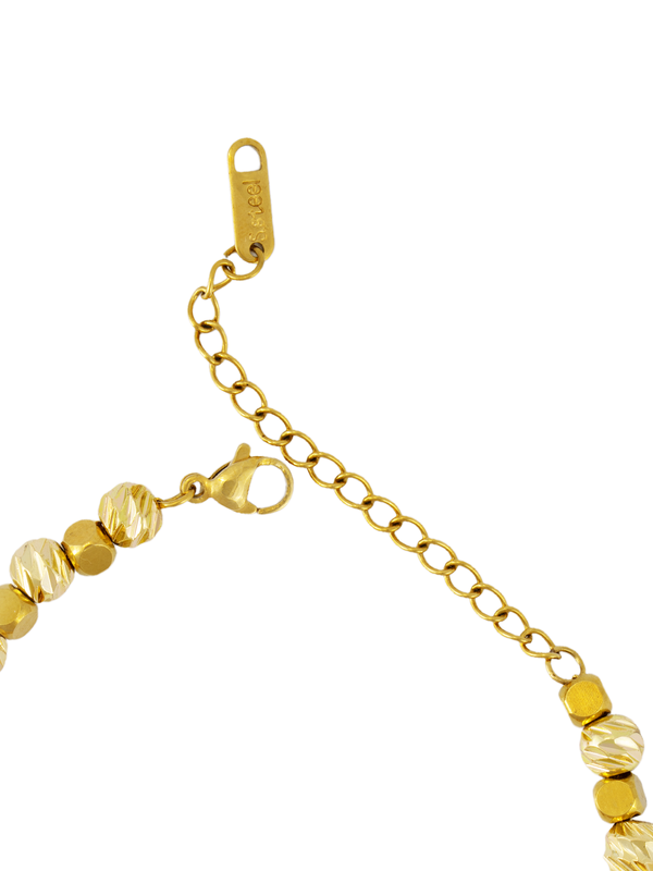 Cube Dorika Bileklik, dorika topçuk detaylarıyla ve kare kesim çelik parçalarıyla dikkatleri üzerine çeken zarif bir bileklik.