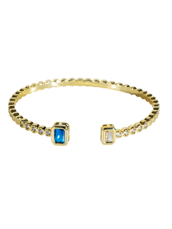 Elara Bileklik, göz alıcı zirkon taş detaylarıyla süslenmiş gold kelepçe bileklik, zarif ve modern bir görünüm sunuyor.