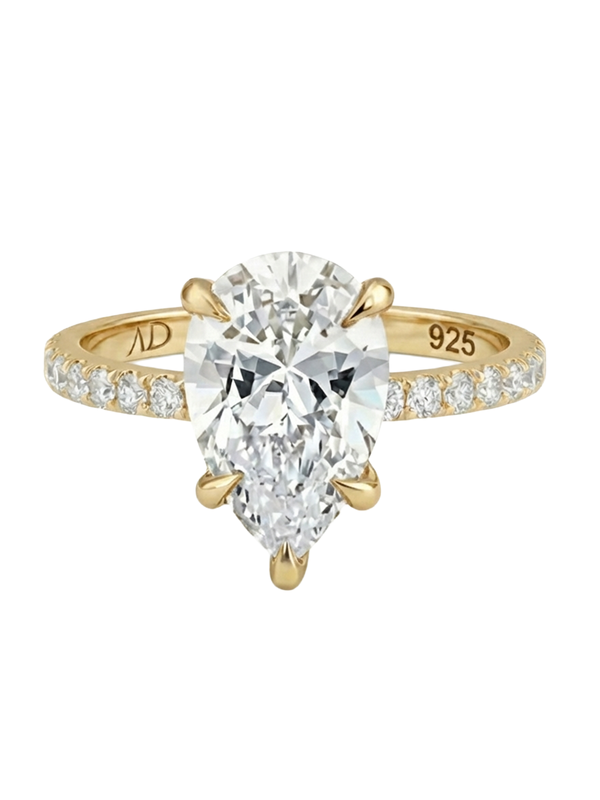 3.0CT Pear Cut Eternity Yüzük, 925 ayar gümüş malzemeden üretilmiş zarif tasarımıyla dikkat çekiyor.