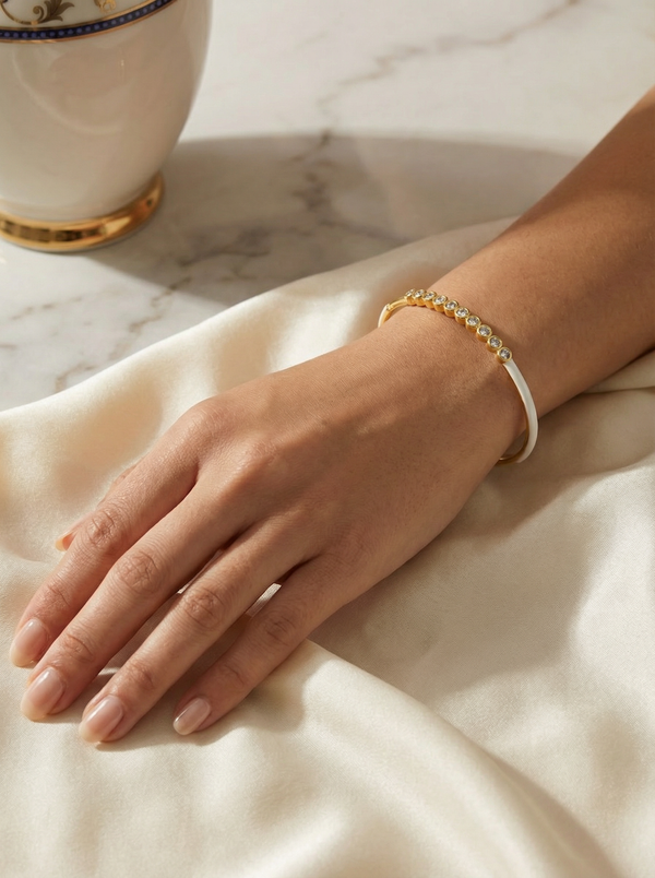 Stella Bileklik, gold tonlu yüzeyi ve modern açık kelepçe formuyla günlük şıklık sunuyor.