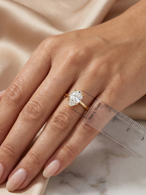 Şık tasarıma sahip 2.0CT pear cut yüzük, zarif ve modern çizgileriyle özel günler için mükemmel bir tercih.