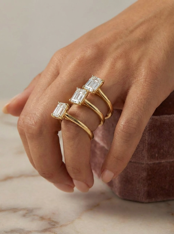 Parmak üzerinde etkileyici bir izlenim bırakan 1.6CT Emerald Cut Yüzük, lüks detaylarıyla ayrıcalıklı bir tarz sunuyor.