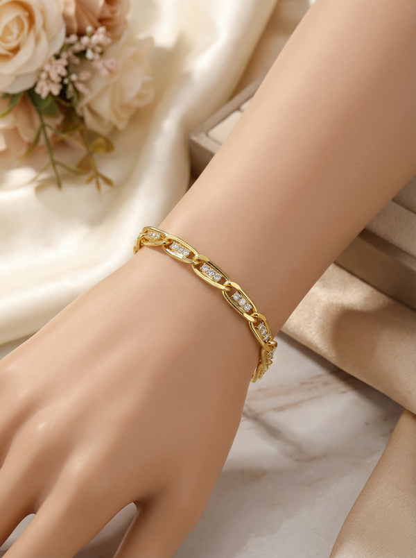 Zirkon taş detaylarıyla süslenmiş Lumi Chain Bileklik, lüks bir gold zincir tasarımıyla zarif bir görünüm sunar.