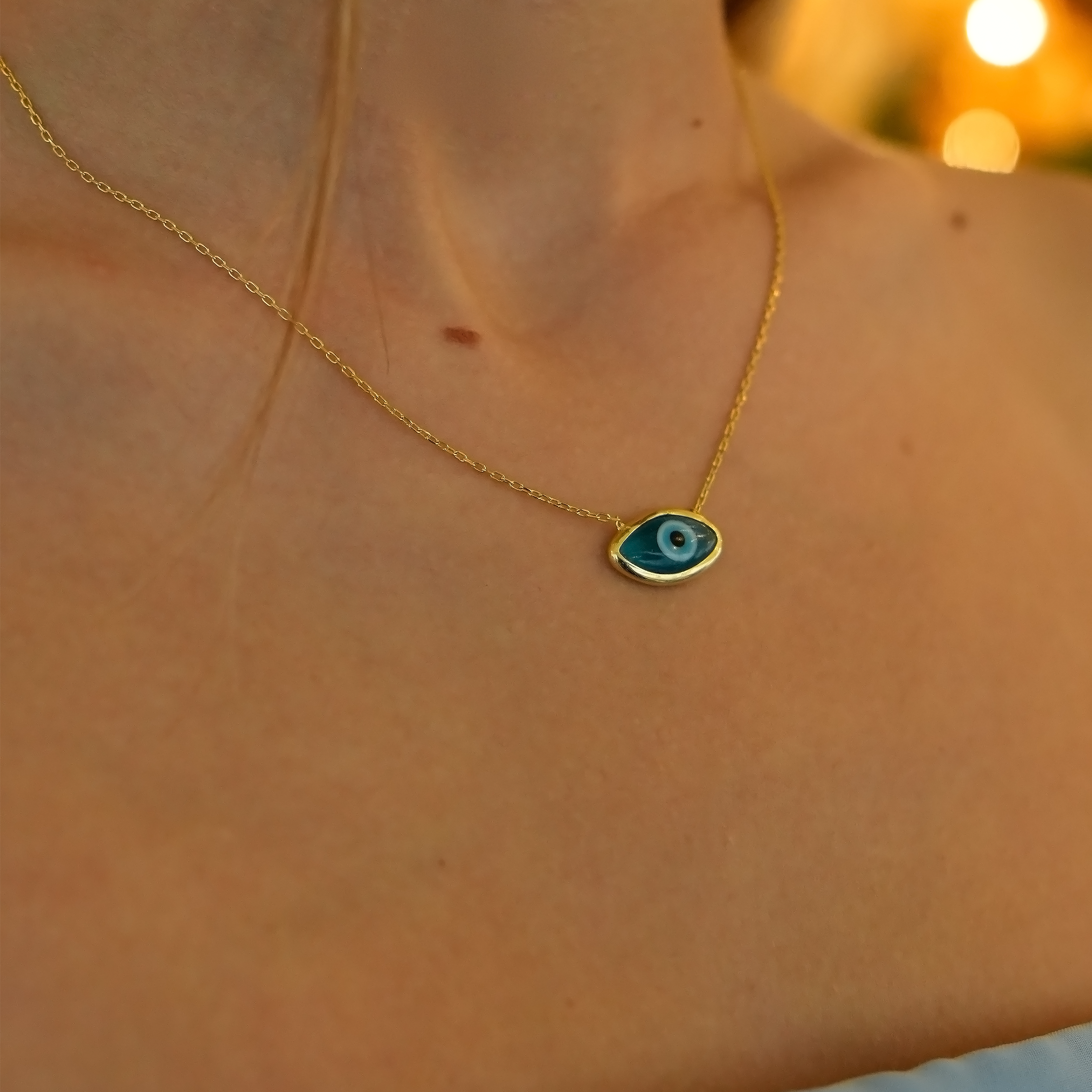 Atelier Duygu'nun lüks ve zarif tasarımıyla öne çıkan Lumina Kolye, 925 ayar gümüş üzeri altın kaplama ile şıklığı ve dayanıklılığı bir araya getiriyor. Minimalist stili ve parlak taş detayıyla dikkat çeken bu özel parça, her anınıza ışıltı katıyor.