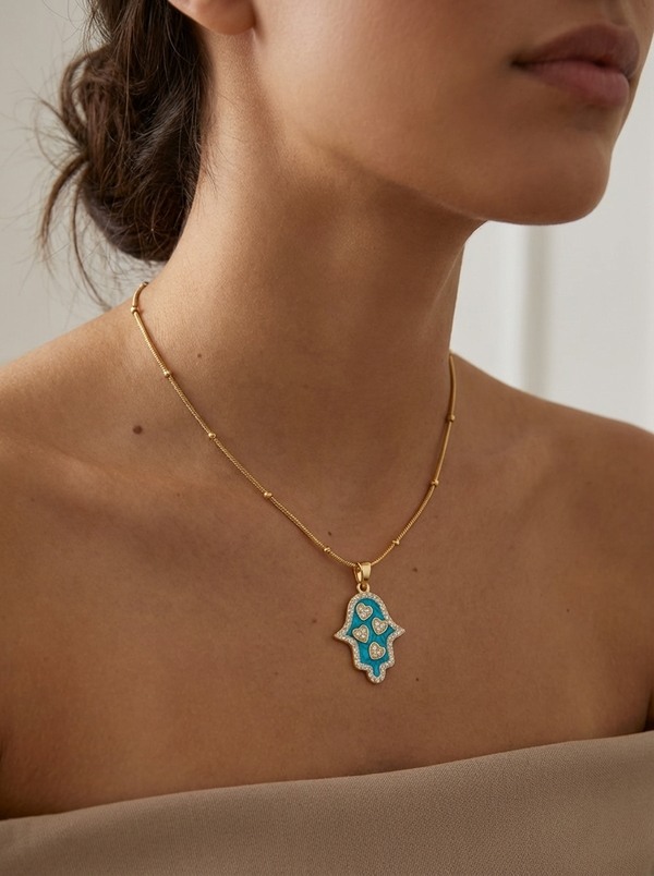 Gabriella Kolye - Canlı turkuaz rengiyle ve taşlı kalp detaylarıyla dikkat çeken, Atelier Duygu imzalı lüks bir takı.