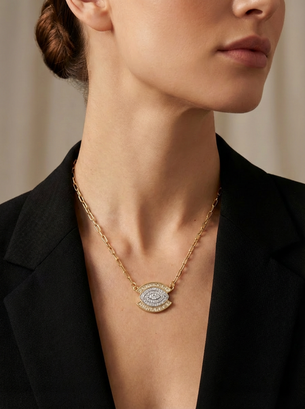 Lucia Kolye - Merkezde mekik kesim parlak taş ve gümüş kristalleriyle tasarlanmış şık göz motifi, Atelier Duygu'dan zarafet.