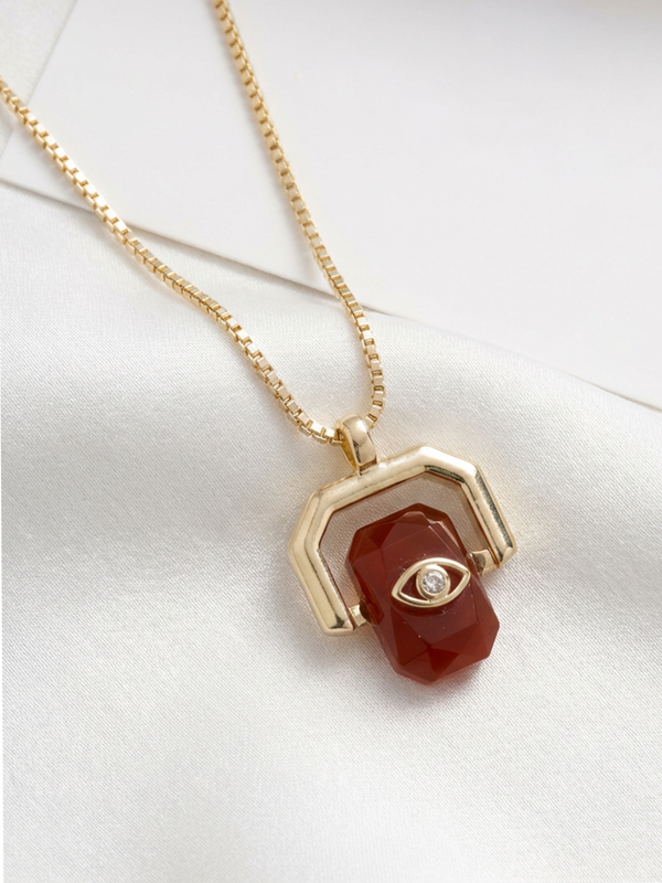 Vivienne Kolye, yüksek kaliteli paslanmaz çelik zinciri ve koruyucu göz sembolüyle dikkat çekiyor.