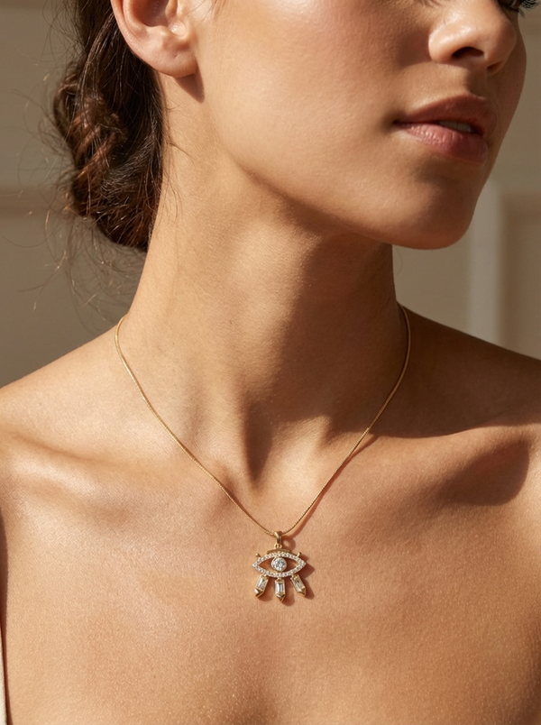 Eva Kolye'nin paslanmaz çelik yılan zinciri ve zarif göz figürü, modern elegansı ve mistik koruma sembollerini bir araya getiriyor.