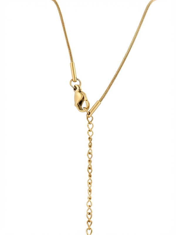 Atelier Duygu'nun lüks tasarımı olan Eva Kolye, göz motifi ve baget taşlarla süslenmiş, zarif yılan zinciriyle modern tarzda şıklık sunuyor.