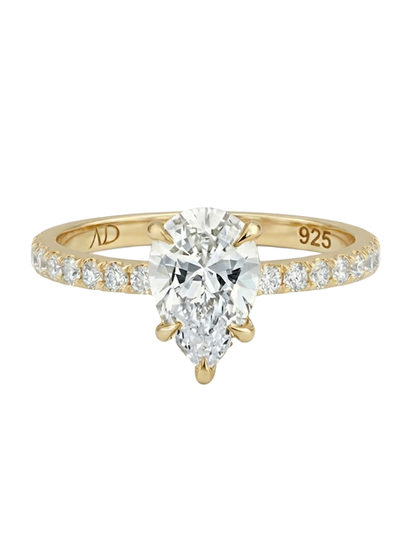 Güçlü ve zarif tasarımıyla 2.0CT Pear Cut Eternity Yüzük, özel günler için mükemmel bir seçim.