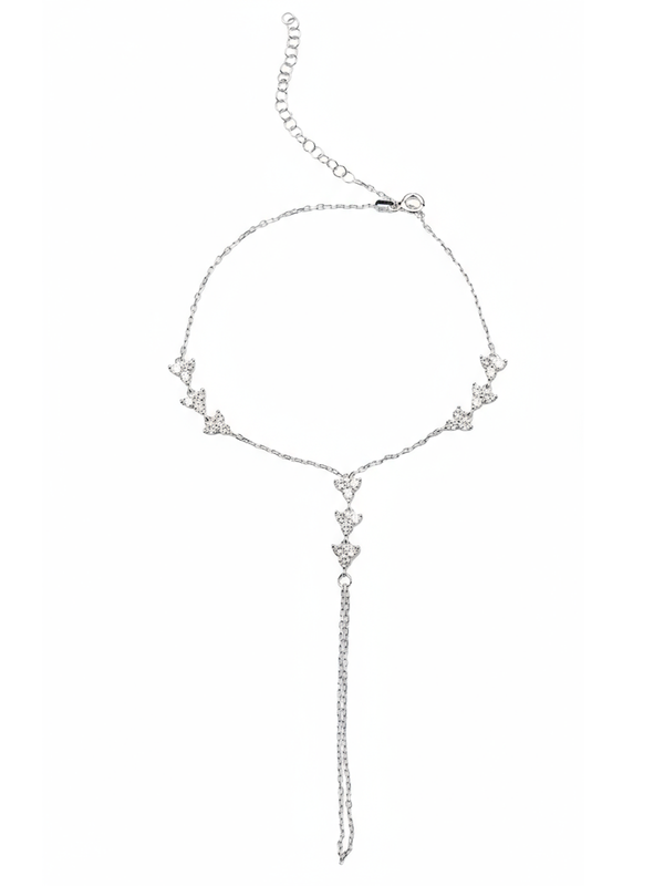 Vera Şahmeran, gold ve silver renk seçenekleriyle, feminen bir tasarımın zarafetini gözler önüne seriyor.