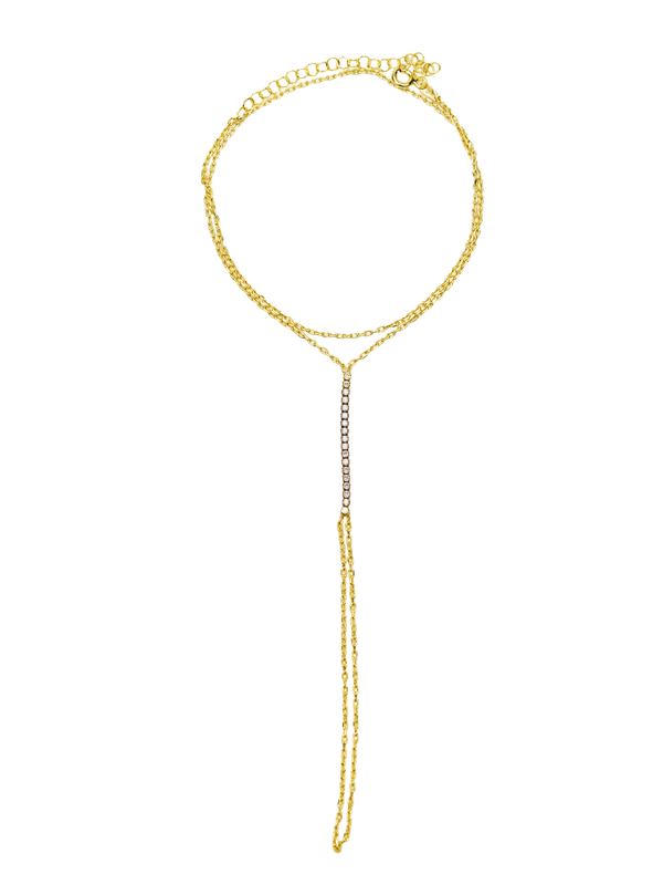 Lyra Şahmeran, zarif dizaynı ve 925 ayar gümüş yapısıyla şıklığı ön plana çıkaran modern bileklik.