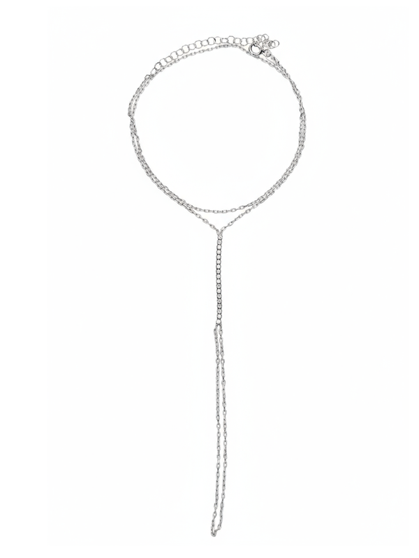 Lyra Şahmeran bileklikte kullanılan dikey dizilimli zirkon taşlar, feminen ve ışıltılı bir görünüm katıyor.