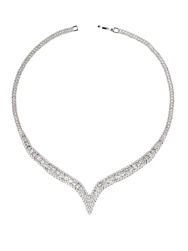 Sofia Kolye - Küpe - Bileklik - Yüzük Set'in lüks ve şık bir kombin ile zarafet kazandırdığı görüntü.