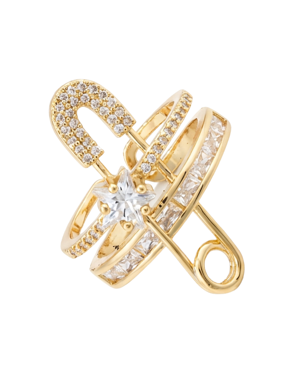 Nora Yüzük, modern ve iddialı tasarımıyla katmanlı safety pin formu ve pavé taş detaylarıyla göz alıcı bir lüks yüzük.