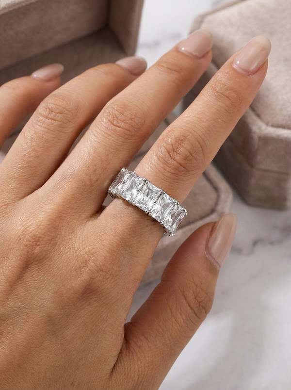 Evelyn Yüzük, pirinç üzeri rodyum kaplama ile tasarlanmış, pırlanta estetiği taşıyan zarif ve parlak bir yüzük modeli.